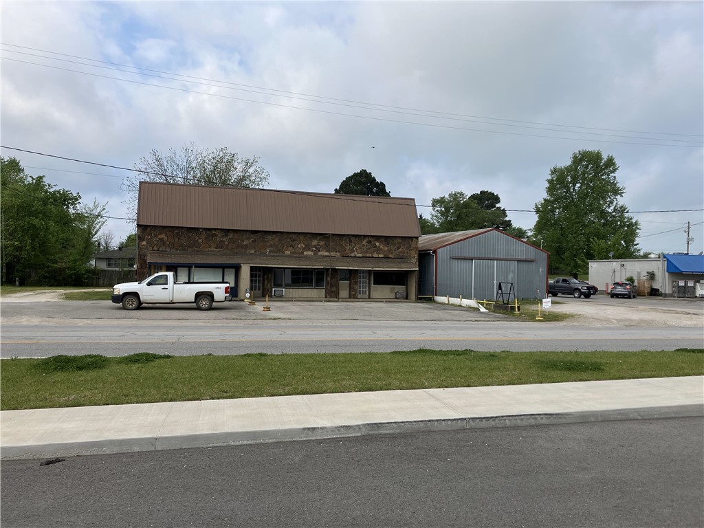2900 SF available in a retail/office building with available shop/shed/warehouse on Pridemore Dr in Lincoln, AR. High traffic counts with excellent visibility and parking lot.