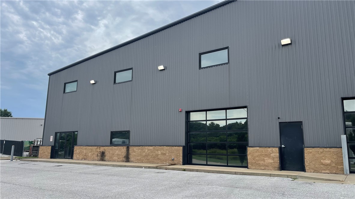 10,000 SF of fully air conditioned and sprinkled space is waiting for you! Featuring 3-phase power, dock access, roll up door, cardboard compactor, shared bathrooms and kitchenette as well. The racks are available for use or can be removed if open space is needed. With a licensed driver, a forklift is available for shared use. This sublease opportunity allows ultimate flexibility for your space and lease term needs.
