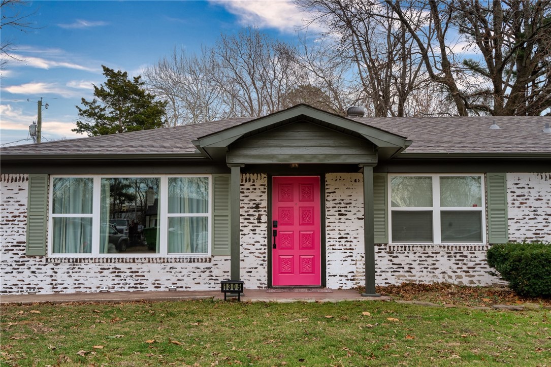 : Rare Bentonville find! 1-story 3BR/2BA home in an established neighborhood with mature trees, directly on the Razorback Greenway & adjacent to the new Walmart Home Office campus parks, lakes & trails. Features an eat-in kitchen, formal dining, bonus room, & oversized garage w/ bonus storage room. Major mechanicals fully updated: Tankless hot water heater, HVAC ducts (2019), roof (2021), new plumbing & septic line to the street (2026).