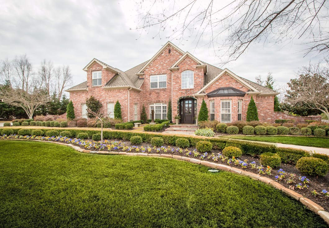 Stunning Pinnacle home offers "resort living" in your own backyard, a TRUE Entertainers Dream! Completely remodeled from top to bottom & brand new pool house, pool & outdoor living w/no detail overlooked! Huge lot, Bentonville Schools, 5 FP's, 3 family rooms, study, work out room, 2 laundry rooms, & so much more! Designer high end lighting, wood beams, plantation shutters, gourmet kitchen w/gas range, center island & wood flooring!  Pool house offers 1 bed, 2 bath, living, kitchen, laundry & exercise room