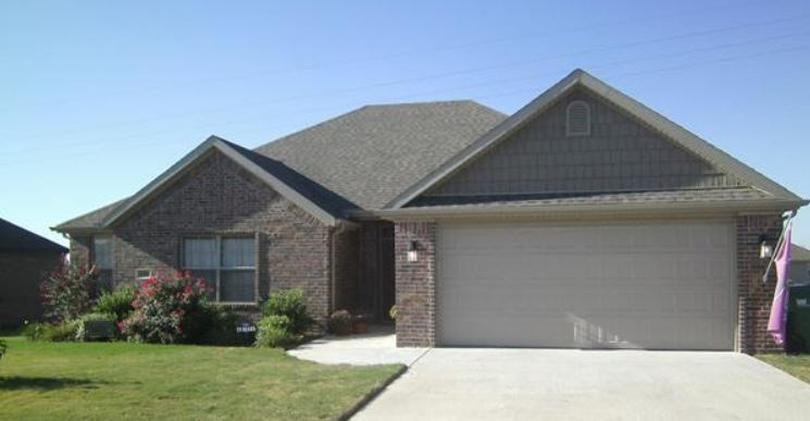 Quality, Roth built home. Eat-in kitchen features granite counters, stainless steel appliances, pantry, and plenty of space for your dining room table. Master ensuite w/ double sinks, separate whirpool & shower & walk in closet. Covered back deck; Fully fenced, flat yard. Sienna Estates has a clubhouse with exercise room, meeting area that can be reserved, and community pool! Walking trails along the back of the neighborhood and around the lake. Bentonville Schools, convenient location, just 10 min to WMT Home Office.
