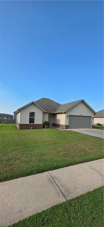 Convenient to Fayetteville & Farmington on a quiet street. Clean 3BR/2BA, 2-car garage home with a gas cook stove and a covered back patio.