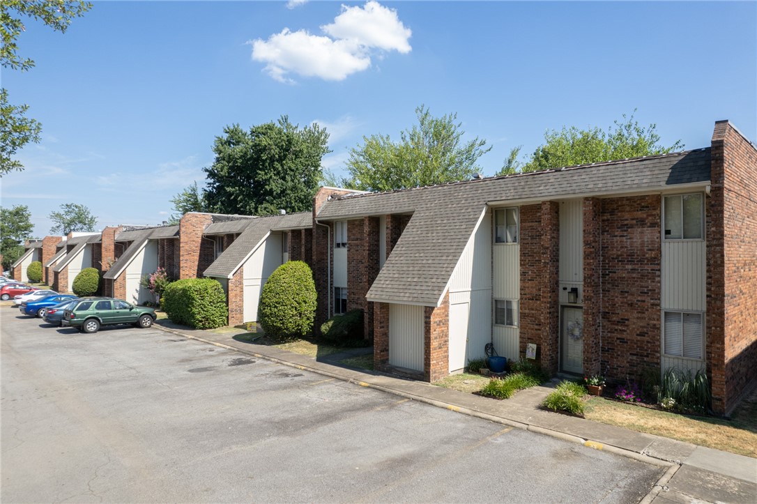 Great Investment Opportunity. This Complex is offering 26 townhome units for sale. They vary from 18- 2
bedrooms, 4-3 bedrooms, 4-4 bedroom units and located in a fantastic area right off the Main strip
Rogers Ave and next to some amazing shopping and eateries. Lots of upside potential!