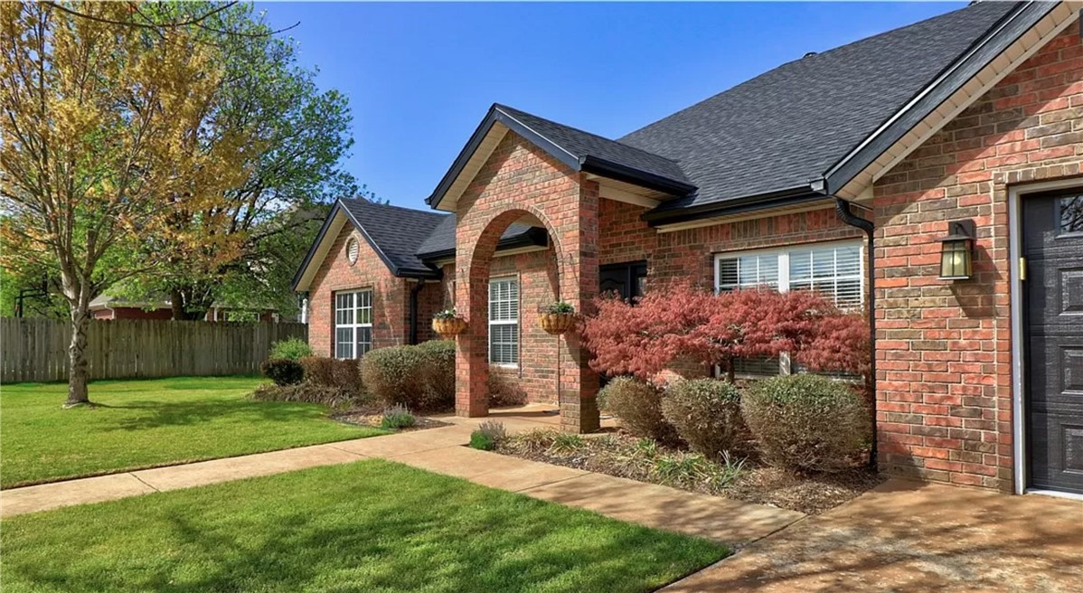 Furnished rental in a great location has an in-ground pool. 4 bedrooms 3 full baths office dining room large fenced yard and a 3 car garage with plenty of driveway parking. Flexible lease terms are month to month with a 3 month minimum. Can't beat the location. Walk or ride to Downtown Bentonville, schools, Crystal Bridges, Trails, and more. Landlord covers all utilities including internet, lawn care and pool maintenance. Pets negotiable with an additional deposit.