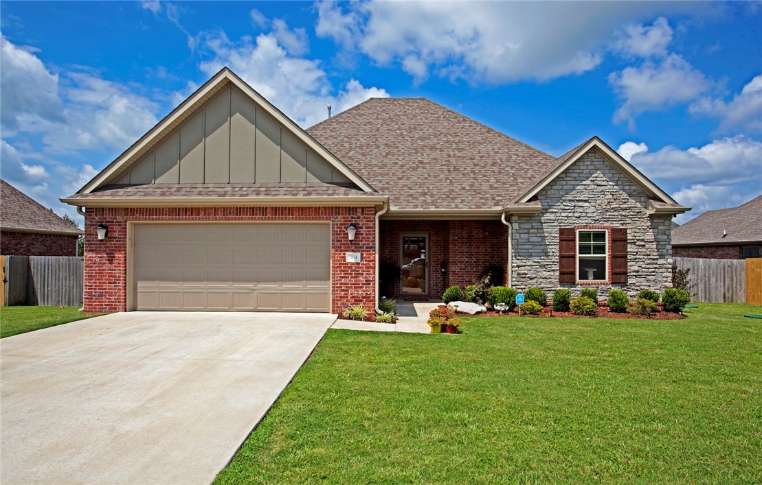 Immaculate home in Tuscan Heights. Open floor plan with abundant natural light throughout. 3bd 2 bath, with HUGE kitchen and an island to match. Screened in porch for enjoying your morning coffee and sunrise. Playground for the kids and a neighbord pavillion for those special events. Must check this one out!