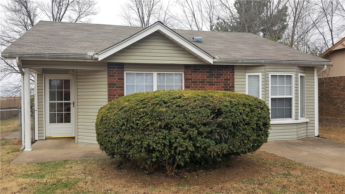 Cute 3 bedroom home on large fenced lot. Fresh paint throughout, newer appliances, and features open kitchen.