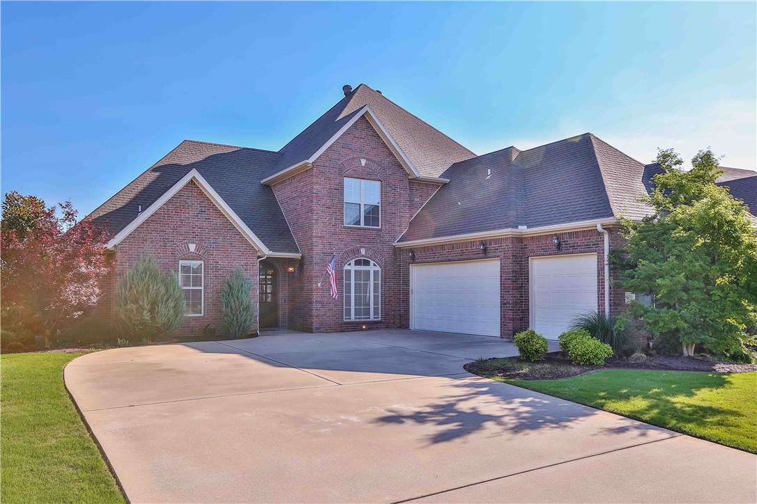 FAMILY SIZE HOME W/ROOM FOR EVERYONE! ALL NEW CARPET/PAINT. TRUE MASTER SUITE W/FIREPLACE, HOTEL STYLE BATHROOM, HUGE CLOSET!, SOLID WOOD FLRS., MARBLE/GRANITE COUNTERS, CUST. CABINETS. HUGE BONUS, 3-CAR GARAGE. NEIGHBORHOOD POOL. SW ROGERS - MIN. FROM I-49MB. THIS HOME IS A MUST SEE!