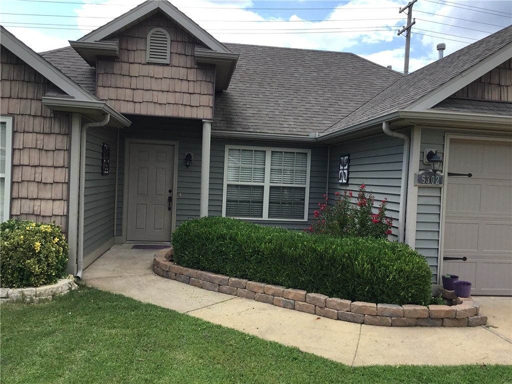 Top of the Line vibrant colored vinyl with brick and stone like accents. Split floor plan in a well established neighborhood. Great location close to shopping and XNA. Ceramic tile in wet areas including Living room and hall, fenced backyard for privacy and enjoying NWA weather.