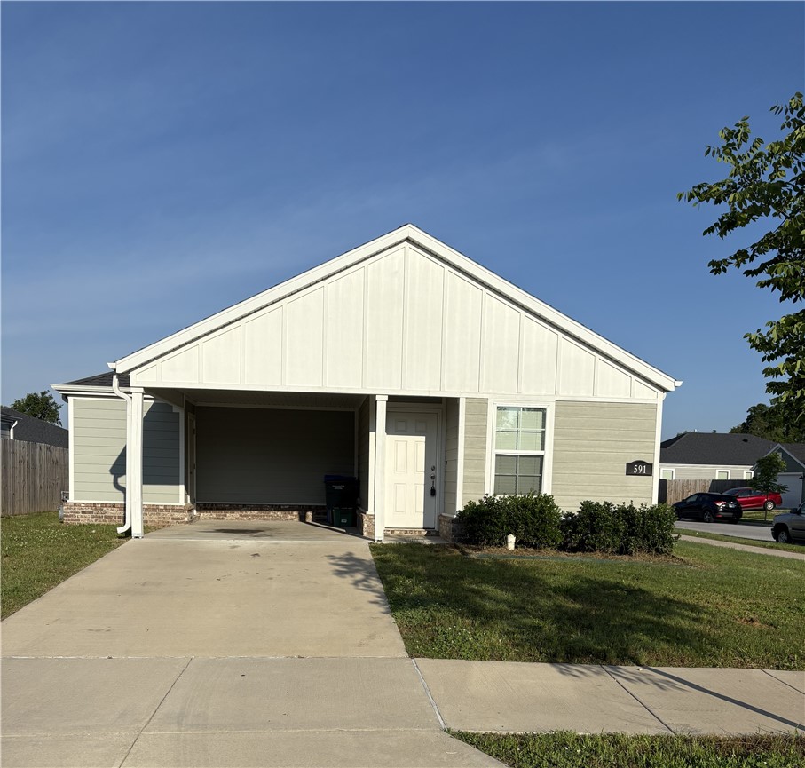 Cute 3 bed 2 bath home in West Fayetteville just minutes to I-49 and everything Fayetteville has to offer! Built in 2022, this single family home has amenities like stainless steel appliances, vaulted ceiling, gas log fireplace, 2" faux wood blinds, granite counter tops, shaker style cabinets, custom tile shower and more! Don't miss your opportunity on this one.