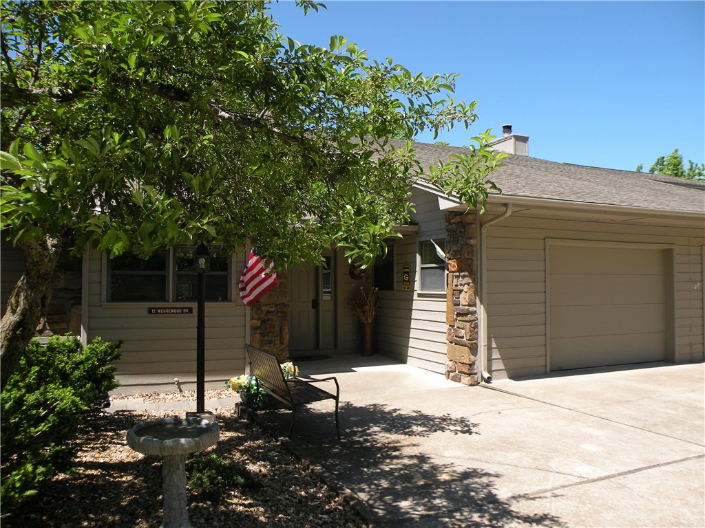 9th Fairway of Executive Golf Course overlooking 1st Tee with panoramic golf course & mountain views. Walk to recreation center & golf. Open concept kitchen, dining & living room feature 2 story ceilings, amazing views, a wood burning fireplace & wet bar. Large master bedroom suite on both levels with walk in closets & full baths. Main level: half bath, work station & laundry room.Additional temperature controlled bonus room & hall closet upstairs. There is an attached, oversized one car garage too.CLEAN!