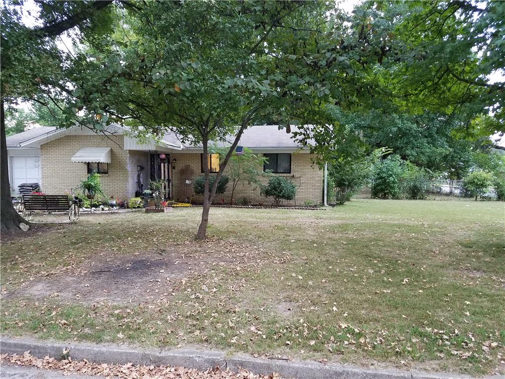 Cute older home that would be a great investment property or starter home. 3 bedroom 1 bath, single car garage. Home is on corner lot. Close to shopping, business district, restaurant and medical center.