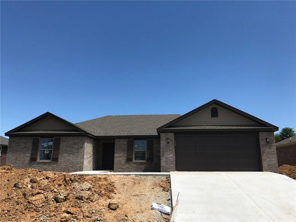 This home features Granite counters throughout along with stainless steel appliances. Don't miss out on your chance to lease a newer home in a great quiet location close to the schools! Apps are online at MetroRentsNWA.com