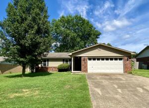 Explore this delightful new listing in West Russellville, just steps away from Sequoyah Elementary. With 1,600 square feet and 3-beds and 2-baths, this home offers a spacious layout featuring a bright living area, open kitchen, comfortable bedrooms, and fenced-in backyard. Buyers are sure to enjoy the convenience of nearby parks and schools in the family-friendly neighborhood of Quail Creek. Don't miss out on this fantastic opportunity! Schedule your showing today!