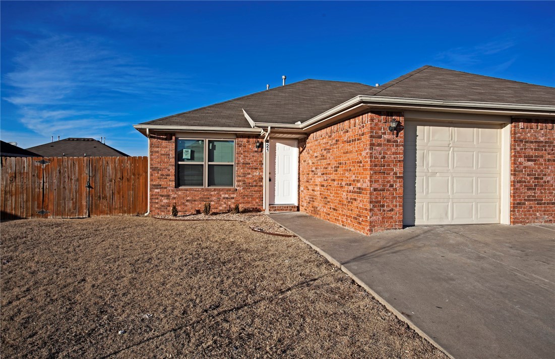 Newly remodeled duplex on East side of Rogers. This home has 3 bedroom 2 bath has open floor plan. All new flooring and paint. 1 car garage, fenced yard.