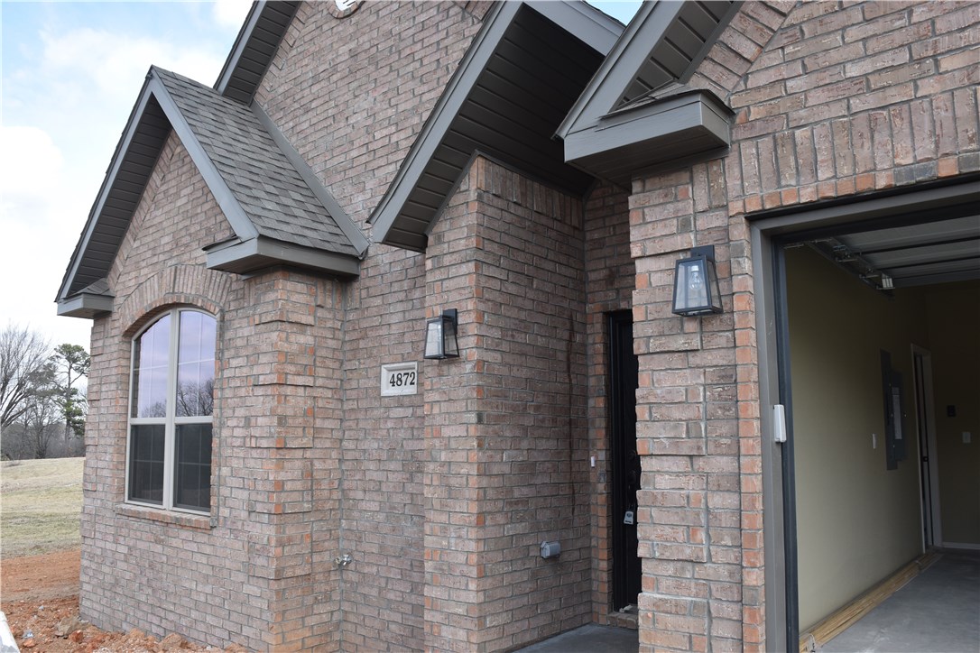 1 year old Luxury Condos for Lease! 3 bedrooms, 2 baths, 2-car garage. Upscale finish-out with granite, stainless steel appliances, crown moldings, and security system. Also see #1070408 and #1070412 for other units available.