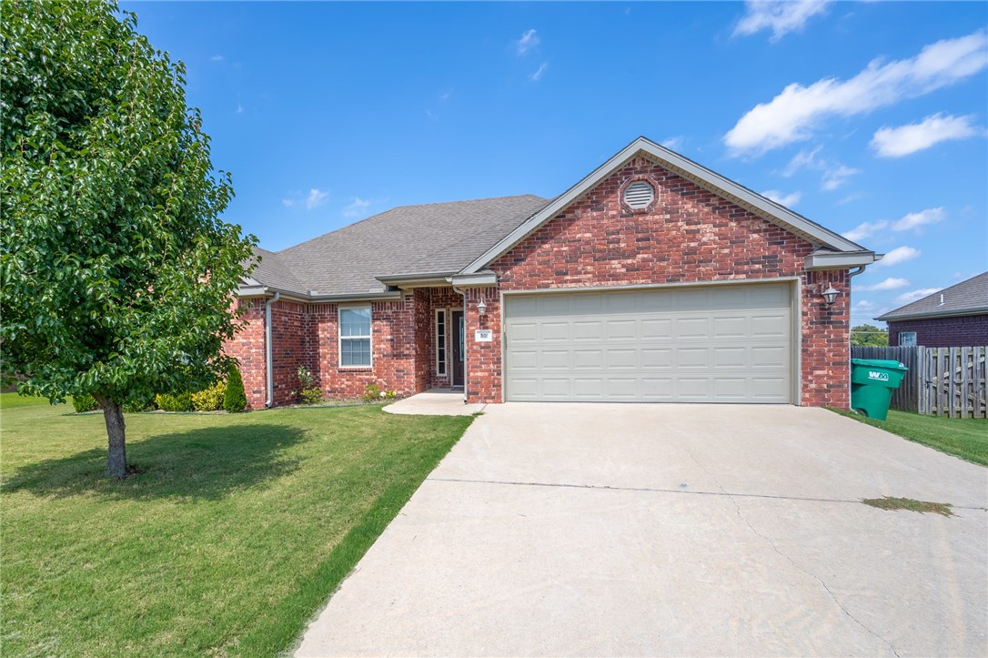 You'll love this wonderful brick home in beautiful Sienna Estates. 3 bed 2 bath home with split floor plan, eat-in kitchen with granite counter tops and bamboo flooring in living room and master bedroom. Also enjoy the community clubhouse, pool and playground. Welcome home!