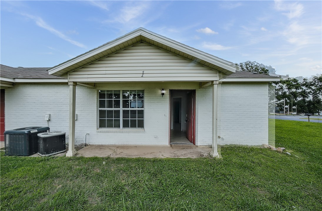 Experience the perfect blend of flexibility and convenience in this 1-bedroom, 1-bathroom residence located just moments from the heart of downtown Bentonville. Designed for modern living, this home offers an unbeatable location paired with rare leasing flexibility, making it ideal for corporate professionals, newcomers, or anyone seeking a transition-friendly living arrangement.The interior features an open-concept layout with abundant natural light. Enjoy the ultimate convenience of a fully equipped kitchen and in-unit laundry. Step outside to experience Bentonville’s vibrant culture, world-class dining, and famous trail systems right at your doorstep.