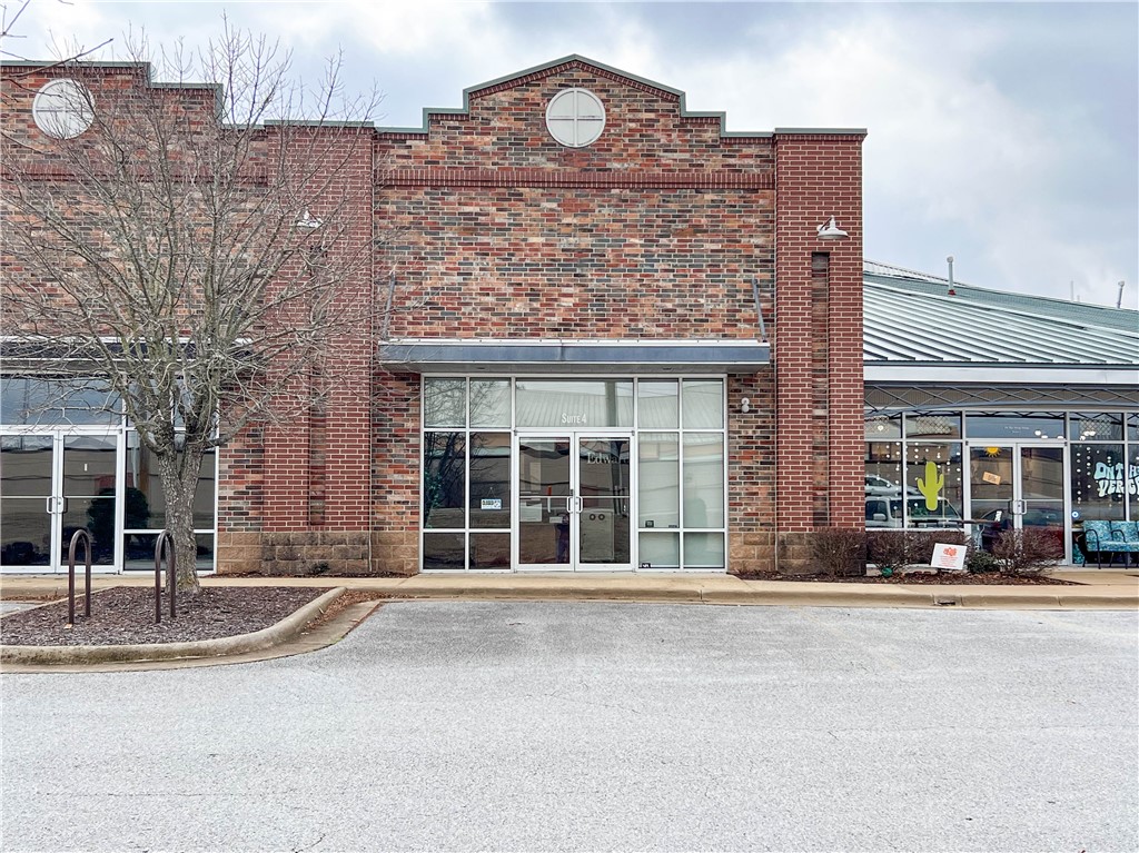 Well maintained office space in a convenient location next to the Razorback Baum Baseball Stadium. Ample parking facilities are available on-site, providing convenience for your clients and team. Our office space is move-in ready, allowing you to focus on your business from day one. Our dedicated leasing and management team are committed to ensuring you have a seamless and positive leasing experience.