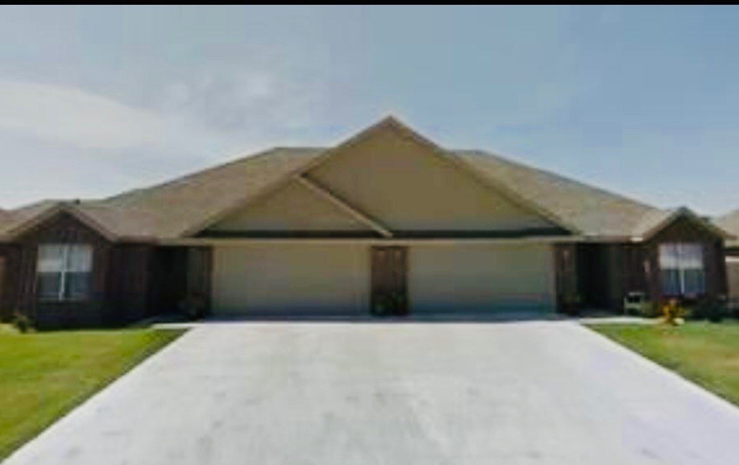 This spacious three bedroom, two bath room upscale duplex comes equipped with all appliances, 2 car garage, Fence and a good sized front and back yard. 2 minutes from Walmart neighborhood market and 6 minutes to Walmart Home Office