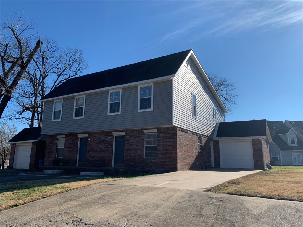 3 bed, 2 bath duplex in great location near downtown Bentonville, Walmart Home Office, biking trails, and so much more!! Fresh paint and new carpet throughout. One pet under 25LB .