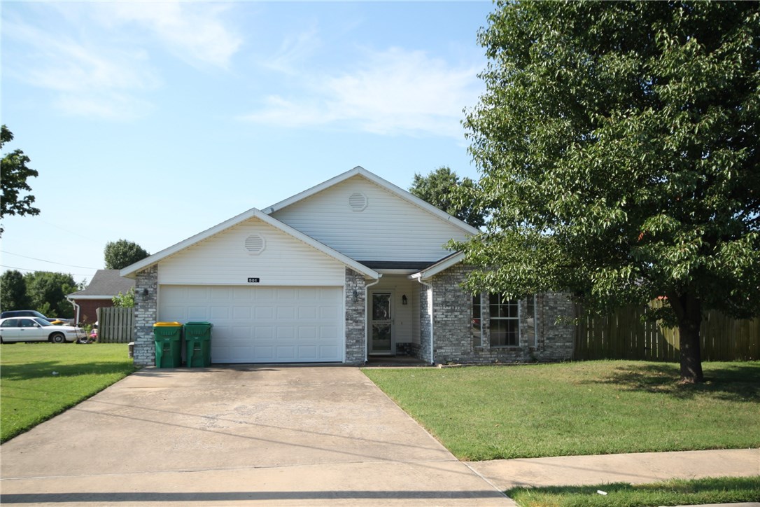 Conveniently located to Centerton Gamble, Bentonville West, Shopping, Restaurants, and so much more!  Nice sized corner lot with 3 bedrooms, 2 full baths, eat in kitchen, separate laundry room, fenced backyard, 2 car garage.