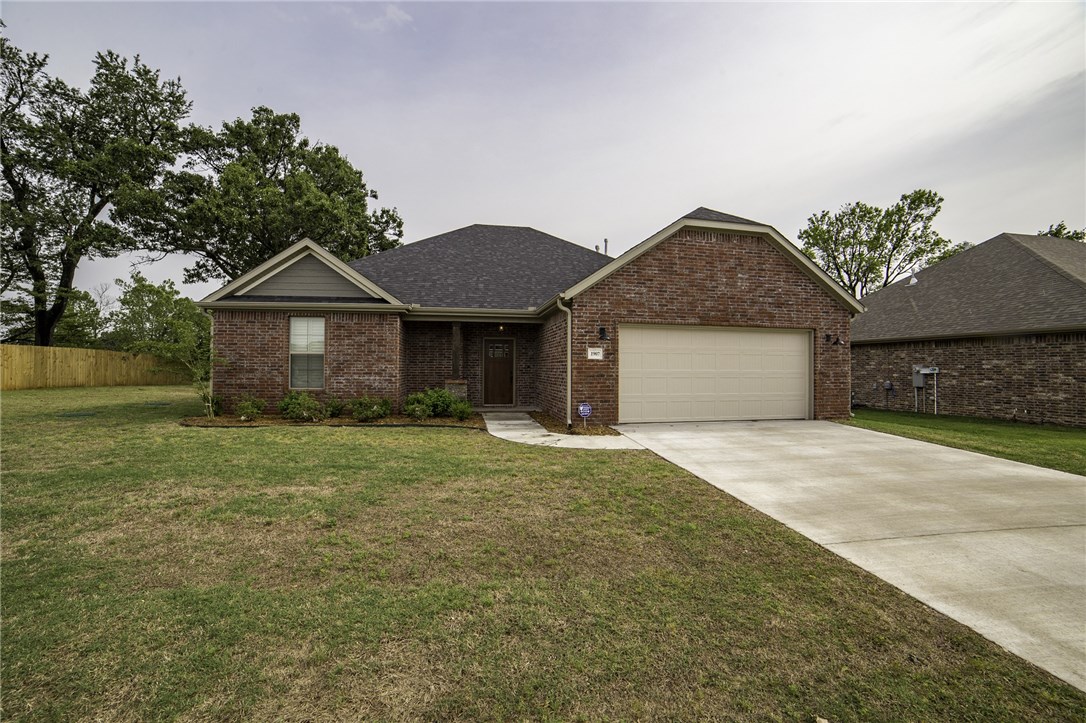 This home features an impressive kitchen and spacious room sizes! This stunning home features custom cabinets, granite counters, stainless appliances, gas fireplace, covered patio, gutters and more!