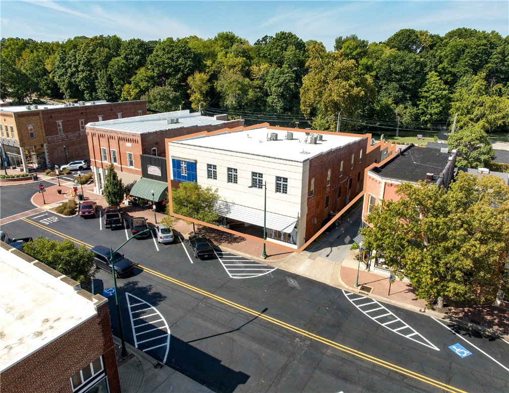 Discover 116 Broadway St, a prime mixed-use building in the heart of downtown Siloam Springs. This exceptional property combines retail, office, and fully furnished loft apartments, offering diverse income streams. With ±14,632 SF and a highly walkable location, it presents a unique investment opportunity. Don't miss the chance to own a piece of Siloam Springs' vibrant commercial and residential landscape.