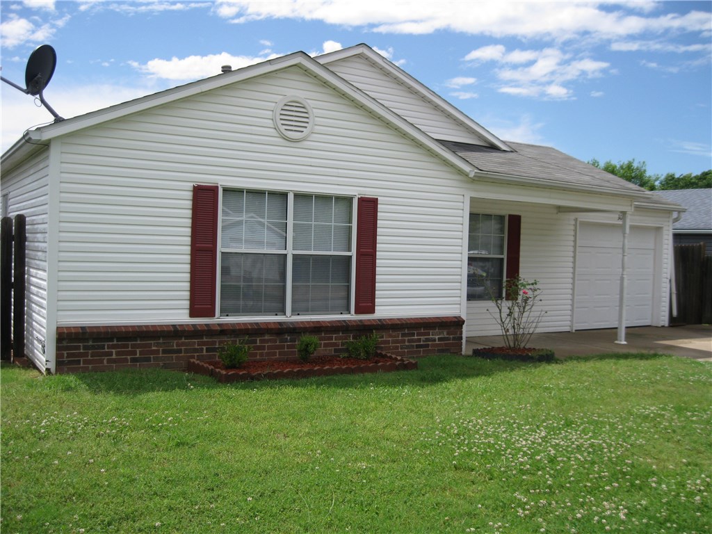 Great location on the East side of Bentonville.  3 bedroom, 1 1/2 baths, 1 car garage w/ privacy fenced yard.  Owner prefers no pets but would consider if small w/ increased rent &/or security deposit.