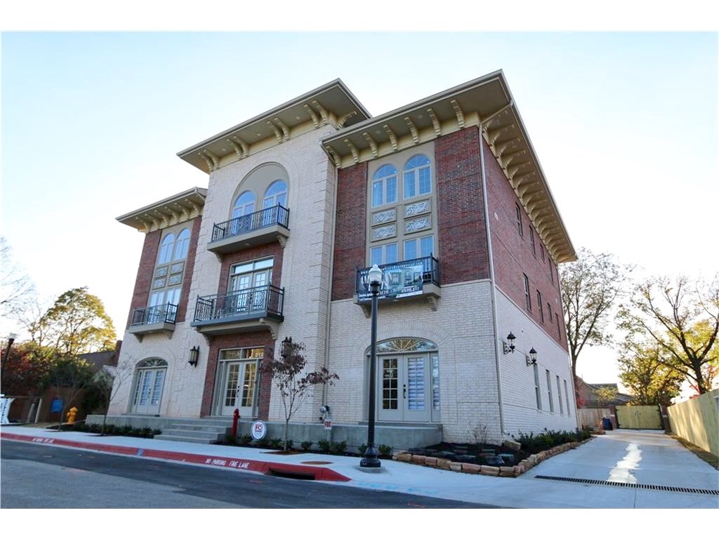 Luxury Condo 1 block from Bentonville square.  Located on the 3rd floor with great views of Bentonville. Kitchen features high end appliances, custom cabinets and granite counter tops. Open living room with large window with view. Master Bedroom has view and very large closet. Wood floors throughout.