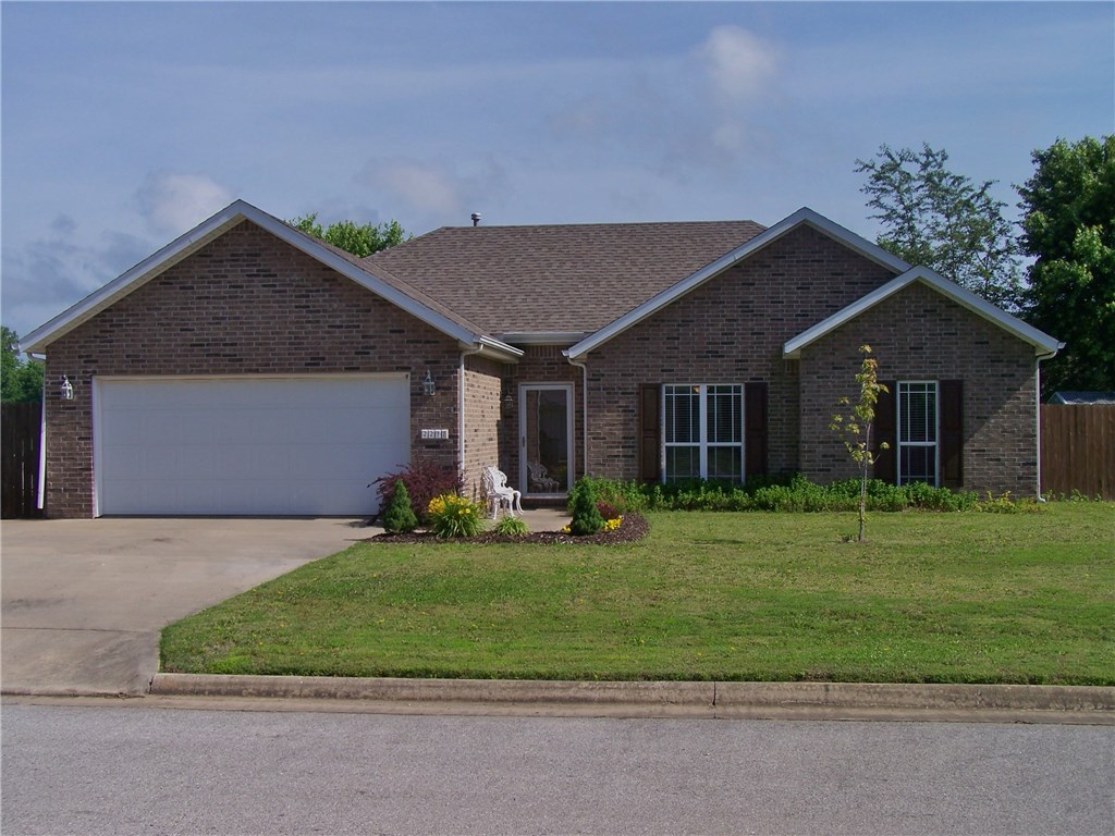 Very nice home in established neighborhood.  Oak wood floors in entry, living room, dining room, kitchen, breakfast area and halls.  New roof in 2013. New heat and air in 2012.  Open, split floor plan. 9' ceilings in all rooms.  Large fenced back yard with patio and storage building.  Extra parking space next to garage.
