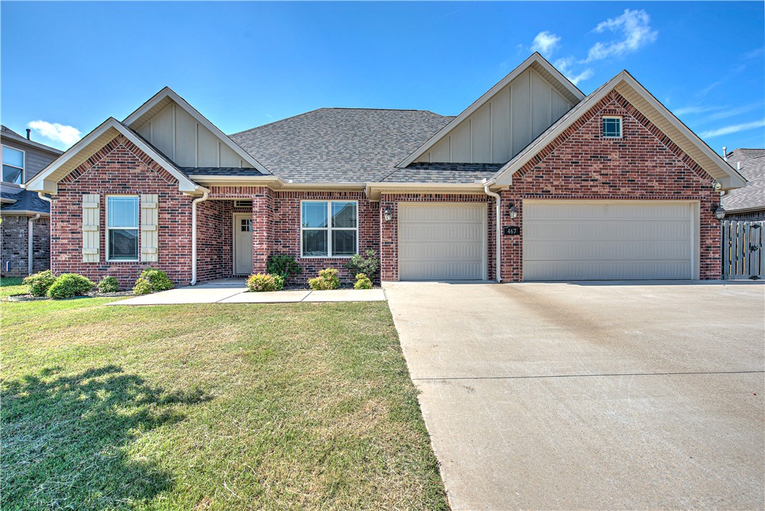 This pristine home is PRICED TO SELL! Perfect blend of modern living and convenient access to family activities, shopping and restaurants too. Features include a functional layout and bright, spacious rooms. The kitchen opens up to the main living area and provides ample space for your family. Outside, enjoy the covered patio and private backyard. This property combines comfort, location and value!