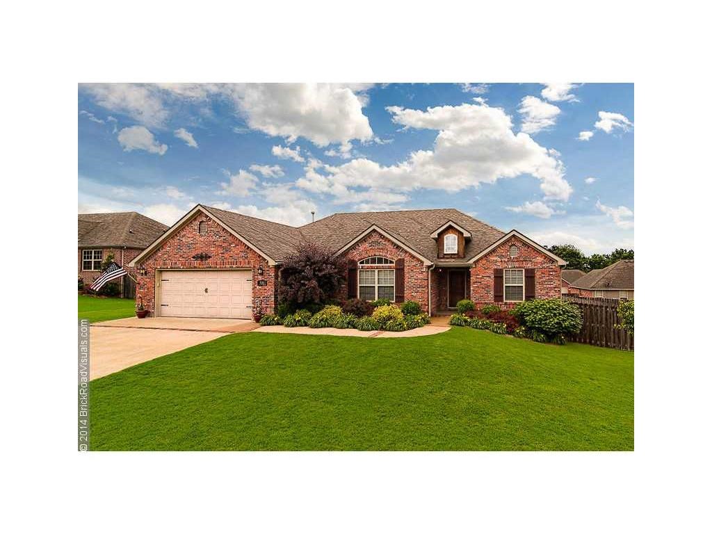 Beautifully landscaped home in strongly desired Sienna Estates. Close to the new Bentonville West High School. And a 4 Bedroom to boot! There is tons of natural light in this happy home. Carpet replaced in 2014. Newly painted throughout. Owners are leaving some very cool shelving in the kitchen as well.  Hurry and call your Realtor for a showing before it is gone!