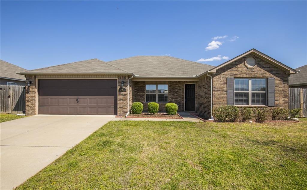Cozy 3 bedroom 2 bath 2 car garage house located just minutes away from everything Bentonville & Centerton have to offer. Vaulted ceilings in living rom, tray ceilings in master bedroom, Jack & Jill sink and tiled shower in master bath, 6 ft privacy fenced yard and more. All appliances included except washer & dryer.