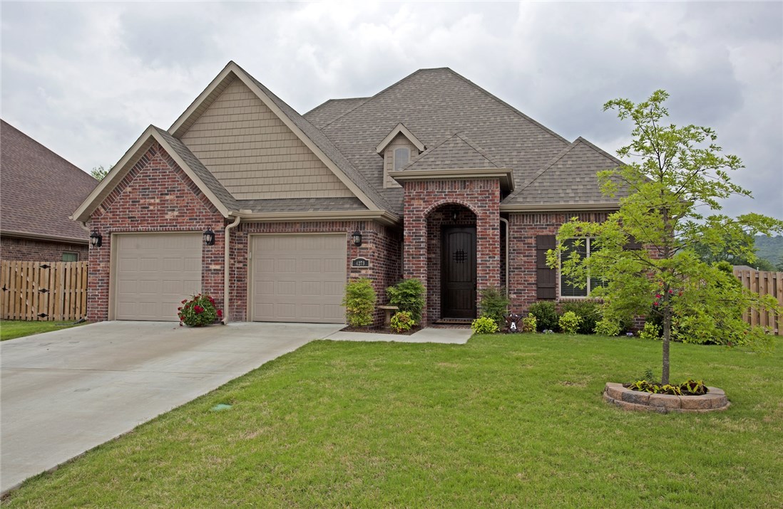 Picture perfect 4 bedroom/2.5 bath brick home.  Open floorplan living room/kitchen/breakfast room.  Fireplace, hardwood, granite. Master has luxurious bathroom w/ double vanity, spa tub, walk-in shower. Spacious 13x7 master closet connects to both laundry room and mud room - so smart! Upstairs: two bedrooms with walk-in closets, jack-and-jill bath, movie room with bar and mini-fridge. Security system, central vac, mud room area by garage, back porch wired for TV, sprinkler system (front).