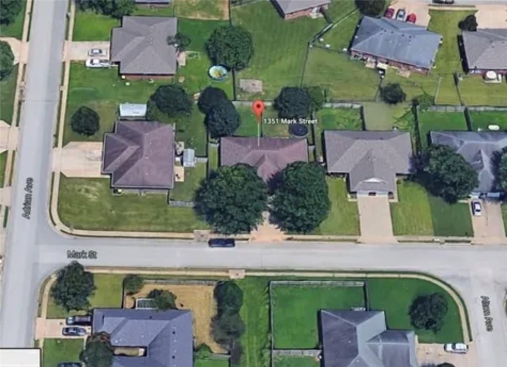 Well maintained duplex, sits in a very desirable subdivision, 2 bed 2 bath, new roof, new hvac, both sides leased