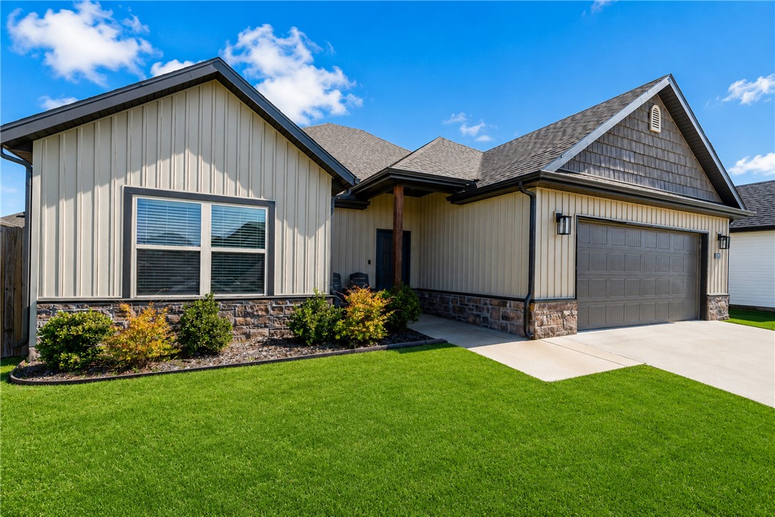 Don’t miss this beautiful 3-bed 2-bath home in the Barrington Place subdivision!! It has a true open layout, luxury vinyl flooring throughout, granite countertops, a spacious tiled walk-in shower in the primary suite, and large walk-in closets throughout. It has a great covered back patio and a spacious, privacy-fenced backyard. You are just around the corner from Bentonville West High School and only 10-15 minutes to downtown Bentonville and the new Walmart Home Office. Whether you are looking for your first home, investment property, or your forever home, this stunning, like-new home will check all the boxes!