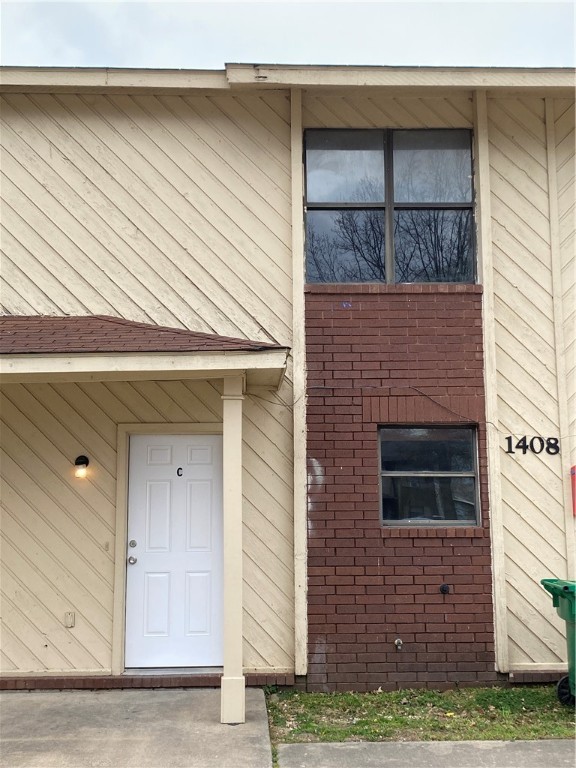 Newly renovated 2 bedroom, 1.5 bath with large backyard and within walking distance to schools, grocery, shopping and Tyson Home Office.