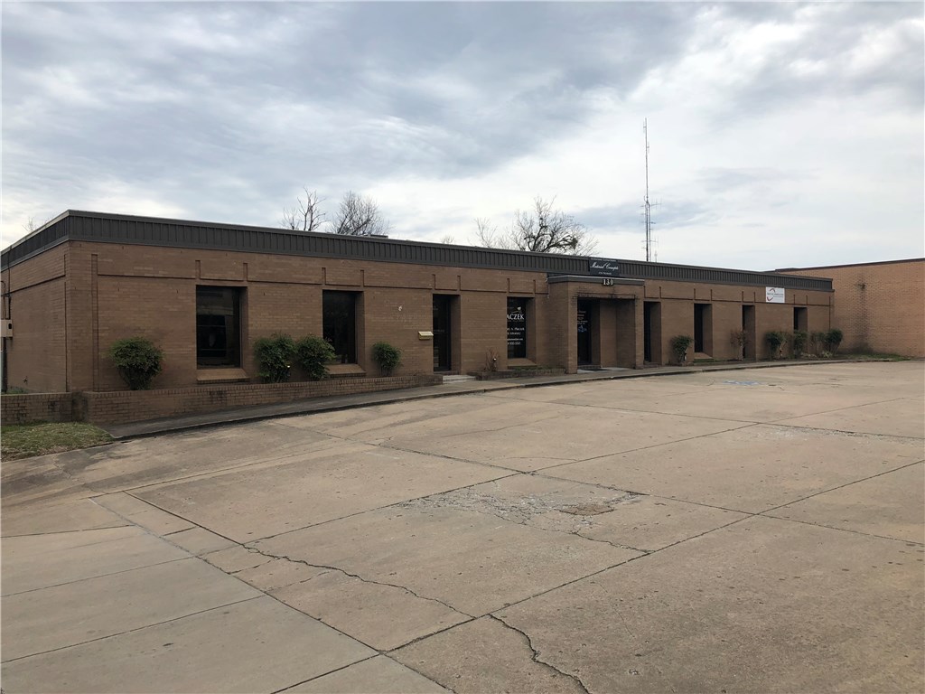 Wonderful office space located near Fayetteville Square. Ready for immediate occupancy. 1 private office, Conference Room (or 2nd private office), front Reception Room, Break Room and 1 bathroom. Currently Suites E & B are joined, Owner willing to finish out per tenant requests. Minimum 638 SqFt, maximum contiguous 1,700 SqFt. Also see ML# 1113758 and ML# 1115267