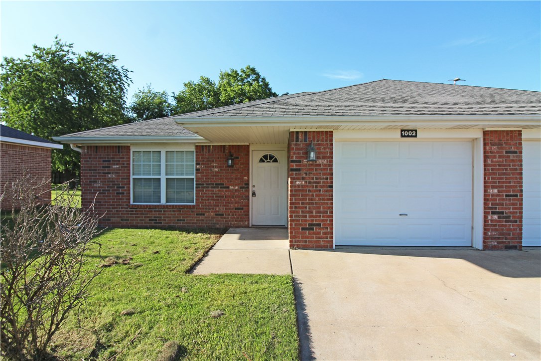 Recently remodeled 2 bedroom, 2 bath, 1 car garage duplex just minutes from town! Super location in quiet cul-de-sac in Centerton. All new paint & flooring! Fenced in yard for privacy. No pets. A must See!