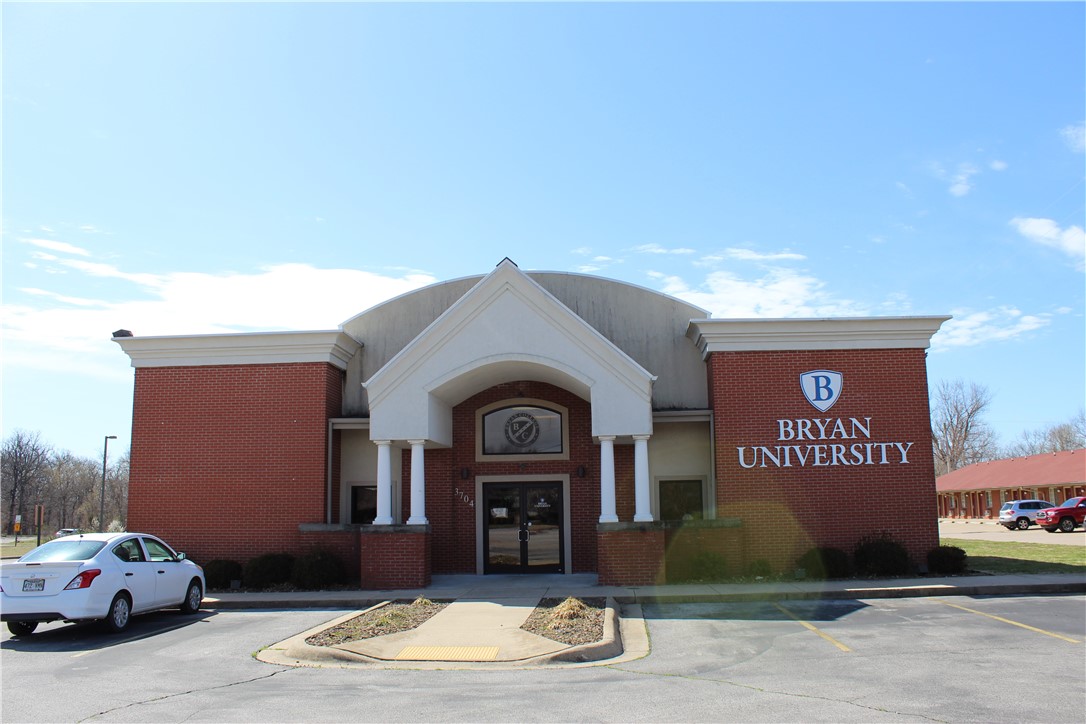 Building currently utilized by university, but could be converted to office or retail. Located on busy Walnut St and less than 5 minutes to I-49. Surrounded by restaurants, retail, and entertainment. Reception area with surrounding offices. 55 parking spots. 11 classrooms. Storage area in the back. Breakroom with kitchenette
