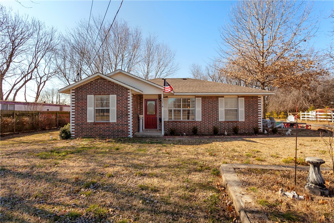 Cute updated 3 BR/2 BA home with beautiful mountain views. Home updates include new paint through-out, new wood laminate flooring, new counters in eat-in kitchen, new bath stools in bathrooms, heat/air replaced in summer 2018, roof replaced in summer 2018 and more. Large backyard has perfect spot for home gardening, small back patio and side rock patio. View and the feel of the country side but just a minute drive to town. Don't miss it!