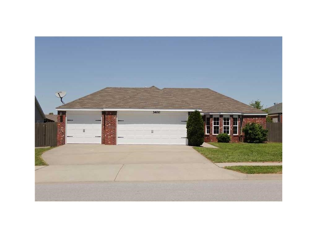 Great 3 bed & 2 bath house in Bentonville with a 3 car garage! House features all new Whirlpool
appliances, and new insulated garage door.