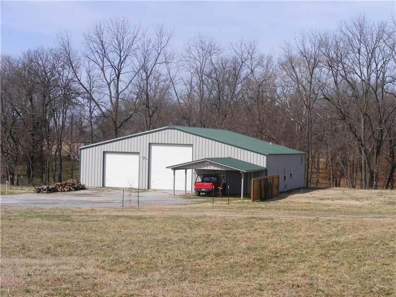 NICE 3600 SQ FT METAL BUILDING WITH  A 850 SQ FT APARTMENT  SETTING ON 7 FLAT ACRES.  RURAL WATER AND EMPIRE ELECTRIC.   THE PROPERTY IS ALSO ZONED  COMMERCIAL  . 2 LARGE OVER HEAD DOORS.