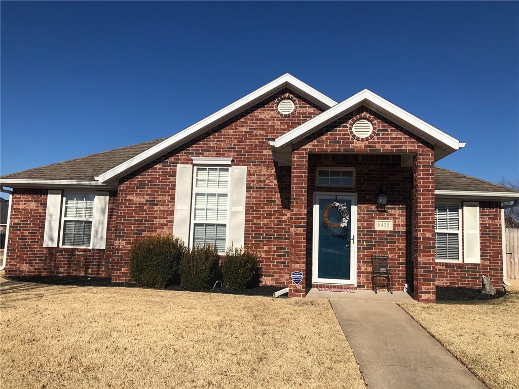 Beautiful 3 bedroom 2 bath home with open floor plan; located in Springdale's prestigious Har-Ber Meadows Subdivision.