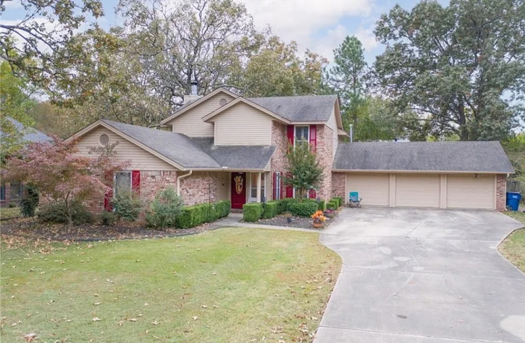 Beautifully maintained 3BR/2BA home in the desirable Village Harbor subdivision! Offering 2,434 SqFt with an attached garage, spacious layout, central HVAC, and quality masonry/stucco construction. Situated on a large 0.298-acre lot in Fort Smith near shopping, dining, and schools. Great curb appeal and move-in ready!