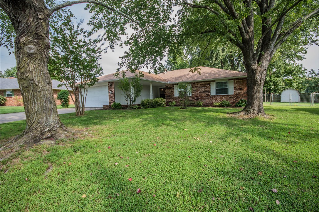 Very nice 3 bedroom 2 bath home in an established neighborhood. Home features: covered back patio, large utility room, eat-in-kitchen, fireplace and walking distance to the Wal-Mart Fitness Center and Distribution Center.