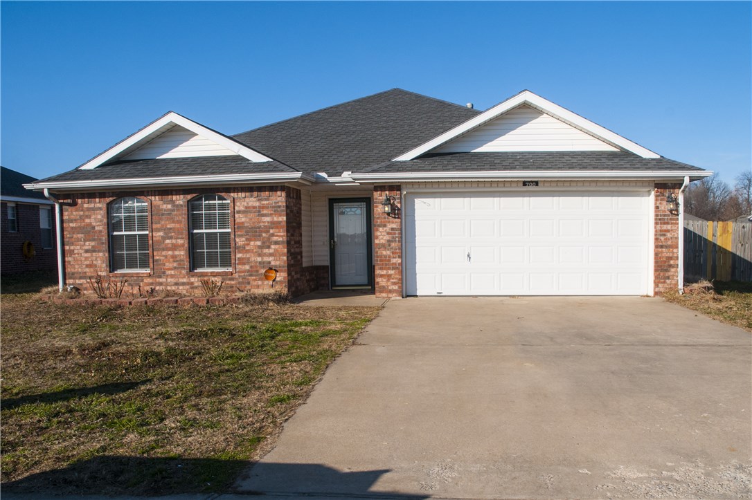 This is a perfect starter home or investment property in the desirable Bentonville West High School District!  New paint throughout and brand new refrigerator, dishwasher, and electric range!  Windows and hot water heater with expansion tank were replaced in 2013.  Homes are selling quick in the area and you won't want to miss out on this one! ***Sellers are offering $3,000 for carpet concessions!