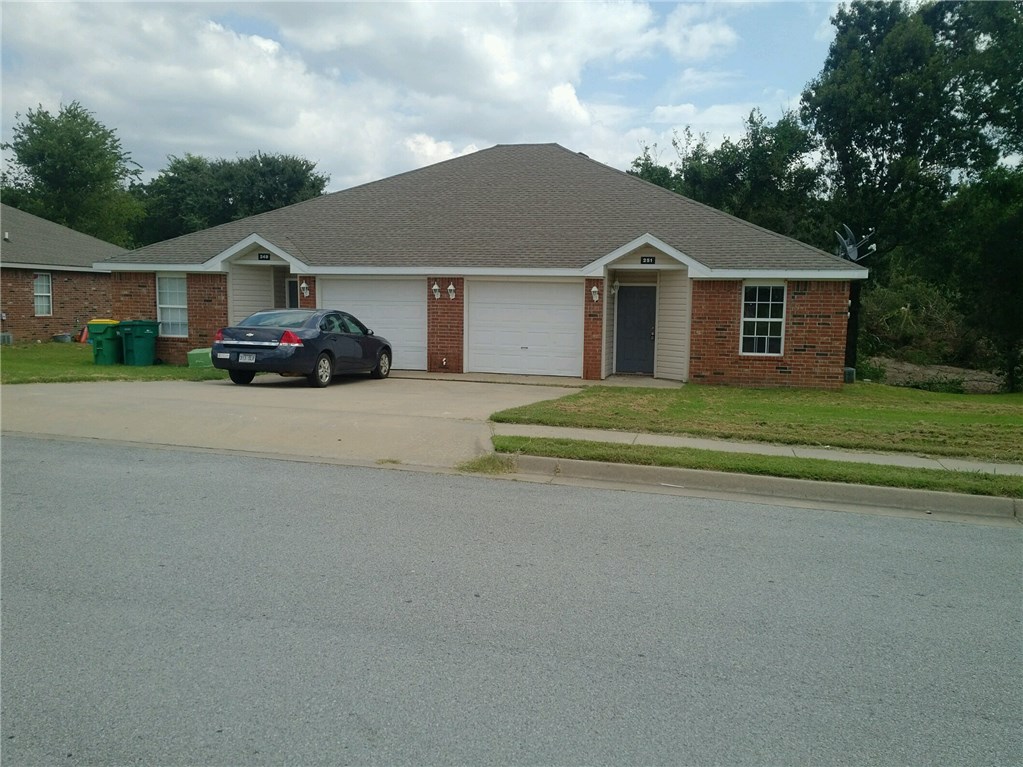 Nice duplex in Centerton featuring 3 bedrooms, 2 bathrooms & 1 car garage. Laminate wood floors throughout living room & kitchen, and new carpet in bedrooms. All appliances are included. New paint throughout.