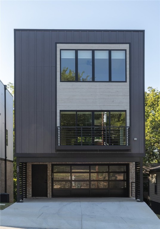 Beautiful, modern, new construction in downtown Fayetteville!  2,715 heated sq ft includes 3 bedrooms all with on-suite bathrooms, a half bathroom, open eat in kitchen to a generous sized living room, and laundry.  Amenities include a large walk in pantry, white oak hardwood floors throughout, built ins, stainless steel appliances, 5 burner gas range with double ovens, tankless hot water heater, storage, covered patio, TPO roofing, 2 car garage with side storage and a private entry.  This property is really in the perfect location!!  Walkable to Downtown Fayetteville, Walton Arts Center, and Old Main but on a more residential street that provides a nice hometown feel!  Would be great for a primary residence, lock and leave, or rental!
