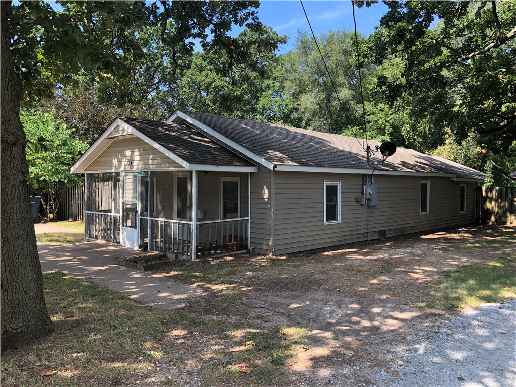 Nice clean spacious 4 bedroom, 1 bath home, fenced backyard with storage shed. Pets negotiable